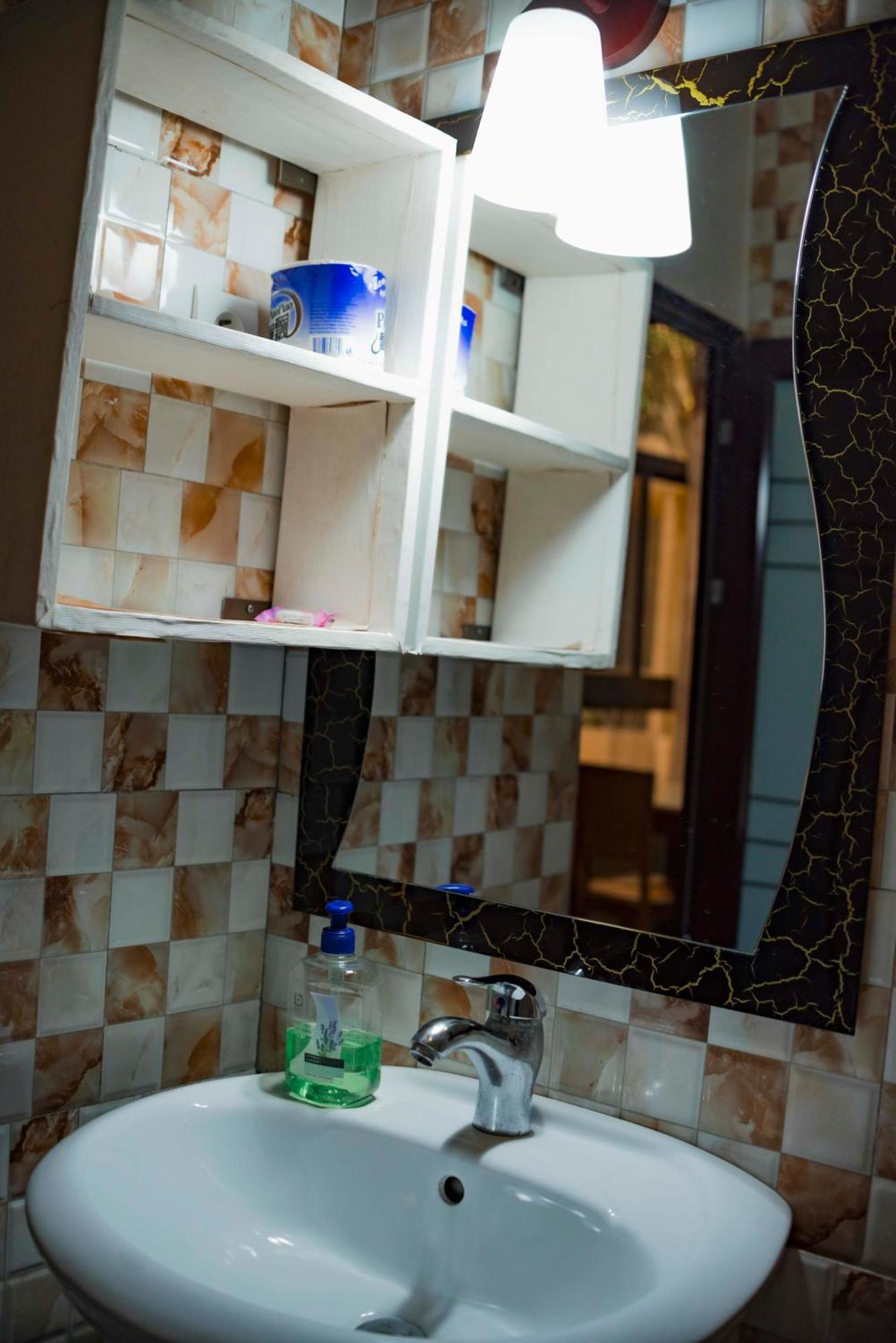 Tigers'S Apartment Hotel Бужумбура Екстериор снимка