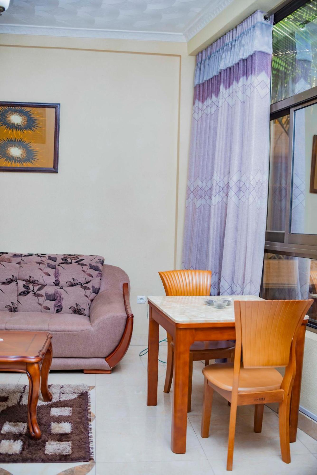 Tigers'S Apartment Hotel Бужумбура Екстериор снимка