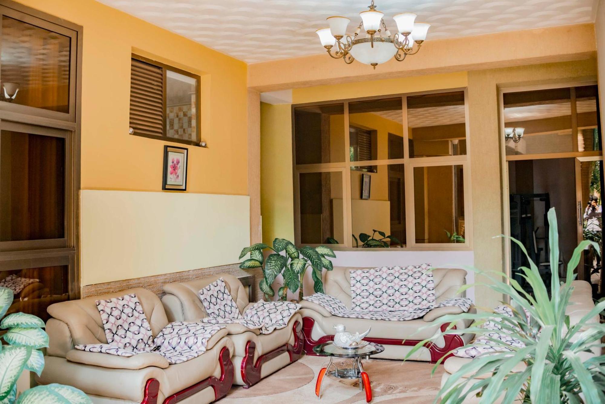 Tigers'S Apartment Hotel Бужумбура Екстериор снимка
